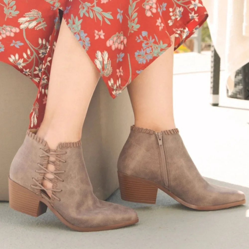 6, 10Light Brown Whipstitch On Bootie