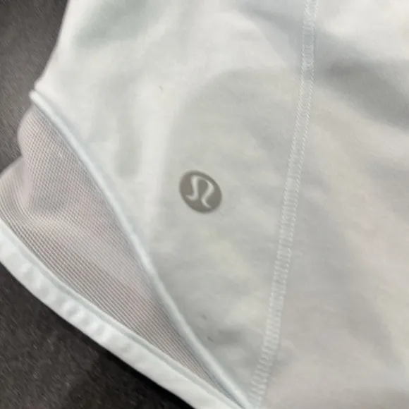 (6259) LULULEMON Hotty Hot Short (4&quot; ) White in Sz 8 *Loved *Powder Blue