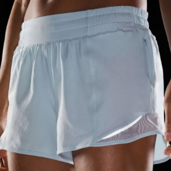 (6259) LULULEMON Hotty Hot Short (4&quot; ) White in Sz 8 *Loved *Powder Blue