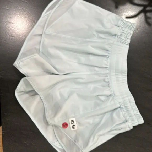 (6259) LULULEMON Hotty Hot Short (4&quot; ) White in Sz 8 *Loved *Powder Blue