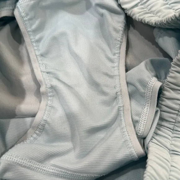 (6259) LULULEMON Hotty Hot Short (4&quot; ) White in Sz 8 *Loved *Powder Blue