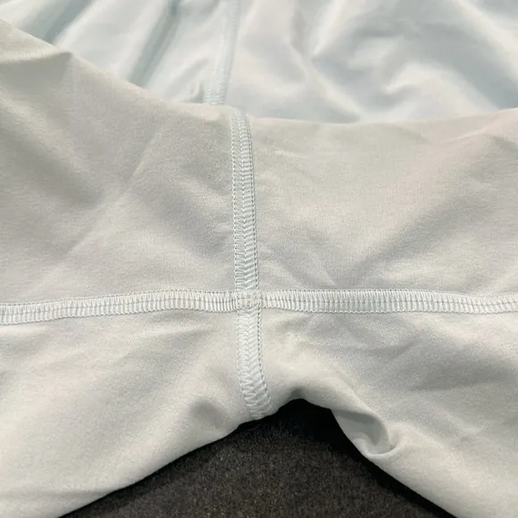 (6259) LULULEMON Hotty Hot Short (4&quot; ) White in Sz 8 *Loved *Powder Blue