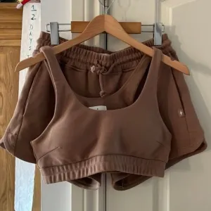 Azurfit.com shorts and crop top tan