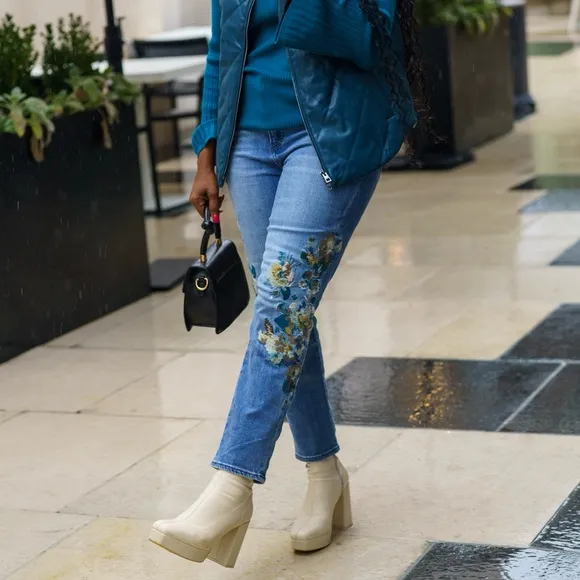 Chico's So Slimming Floral Embroidered Blue Ankle Jeans- Brand New Size 8R