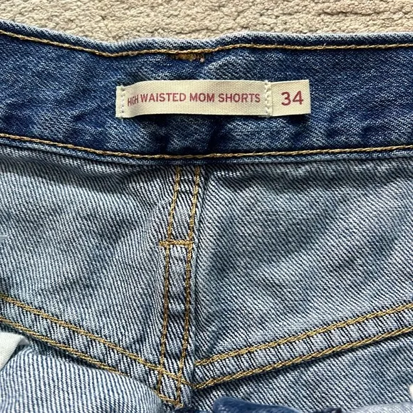 Levi High Waisted Mom Shorts Size 34