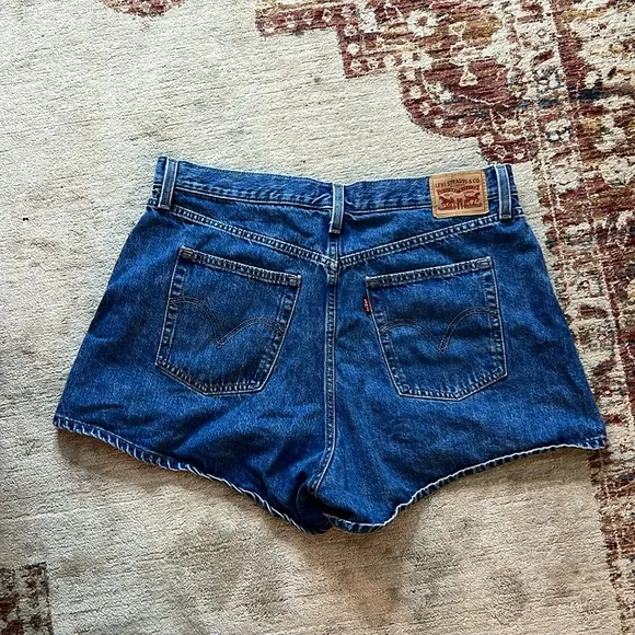 Levi High Waisted Mom Shorts Size 34