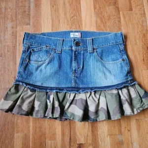 Levi’s Denim Mini Skirt Juniors 7 Camo Ruffle Y2K Low Rise Made in Mexico 2000s