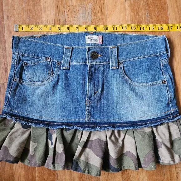 Levi’s Denim Mini Skirt Juniors 7 Camo Ruffle Y2K Low Rise Made in Mexico 2000s