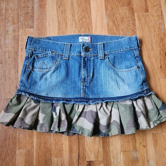 Levi’s Denim Mini Skirt Juniors 7 Camo Ruffle Y2K Low Rise Made in Mexico 2000s