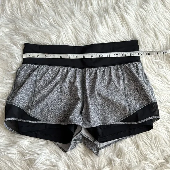Lululemon Hotty Hot Short (Naked 4&quot;) Size 10