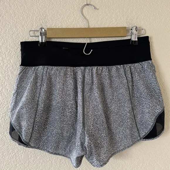 Lululemon Hotty Hot Short (Naked 4&quot;) Size 10