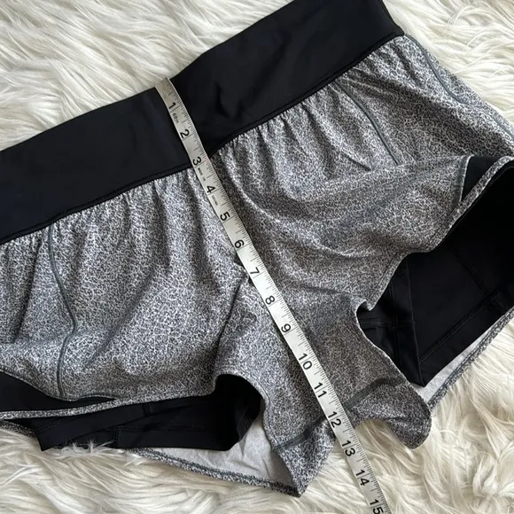 Lululemon Hotty Hot Short (Naked 4&quot;) Size 10
