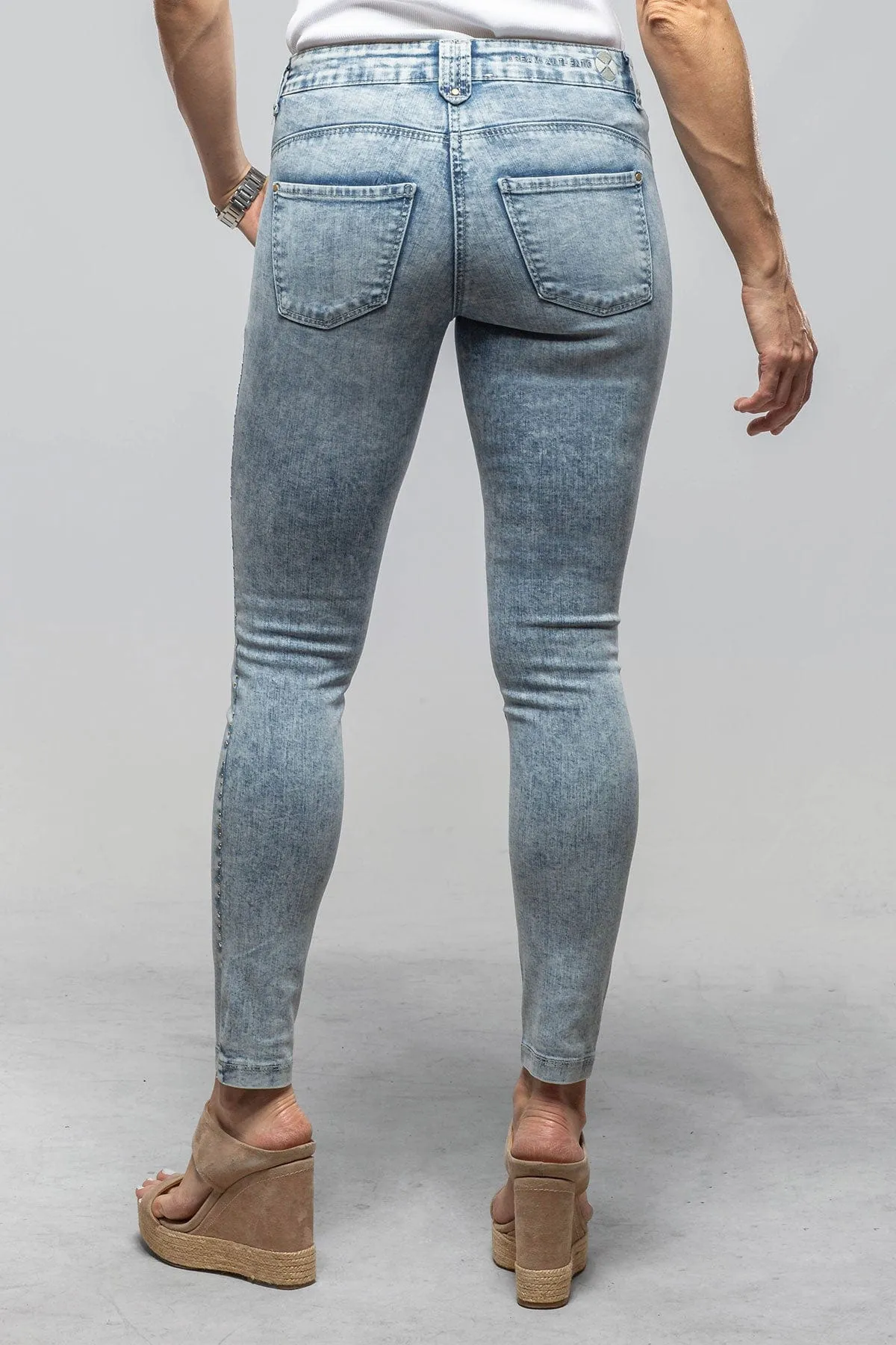 MAC Dream Skinny Pearl in Light Blue Edgy Wash