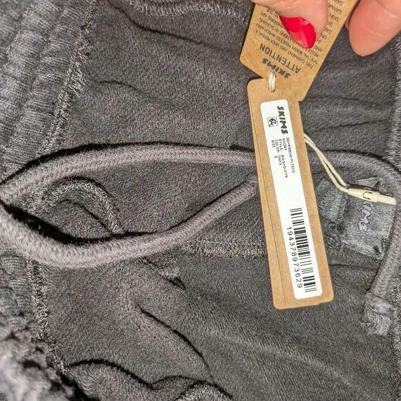 NWT SKIMS BOYFRIEND FLEECE SHORT IN ONYX