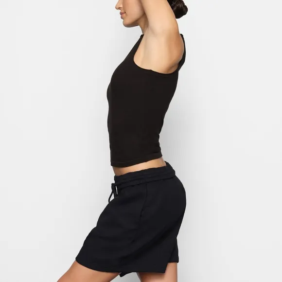 NWT SKIMS BOYFRIEND FLEECE SHORT IN ONYX