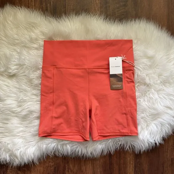 NWT Vuori Studio Pocket Short in Grapefruit Size Large
