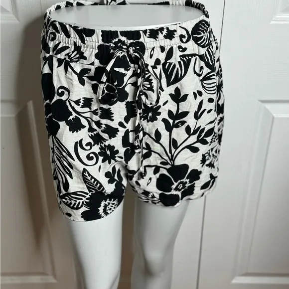 NWT Zara Women's White and Black Shorts